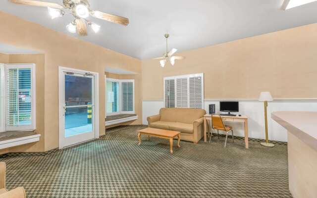 Days Inn by Wyndham Deming