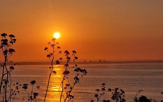Spacious 3 bedroom apartment with seaview