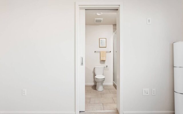 Upscale 3BR Penthouse by CozySuites