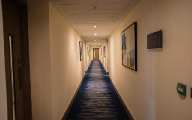 Thames View 2 Bed Apartment With Balcony