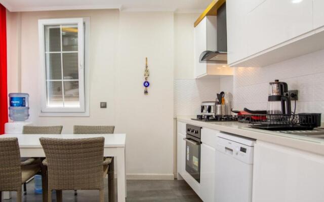 Vibrant and Central Flat Near Sea in Cesme