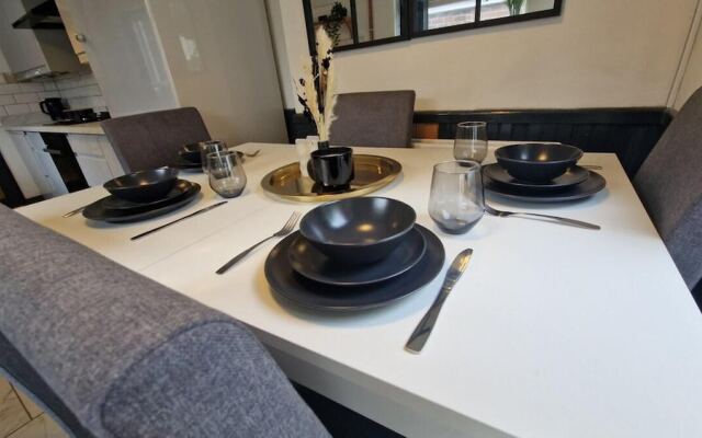 Charming 4-bed House in Wednesbury