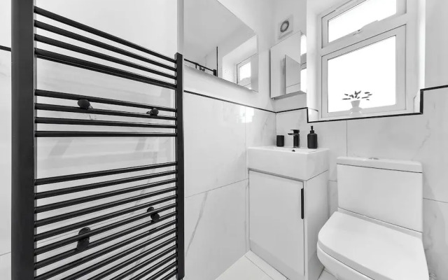 Spacious 4BR Home in Brentford, Free Parking