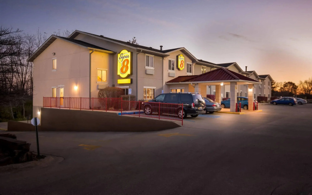 Super 8 by Wyndham Bloomington University Area
