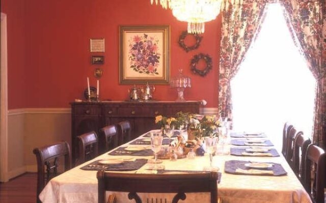 Farnam Guest House