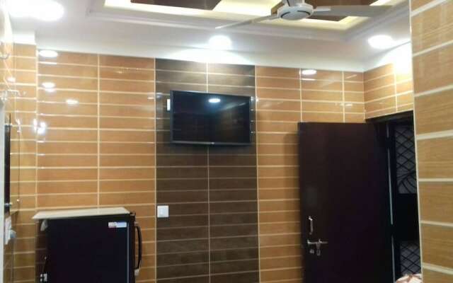 Posh, Nice Foreigner Area Lajpat Ngar Luxury Room