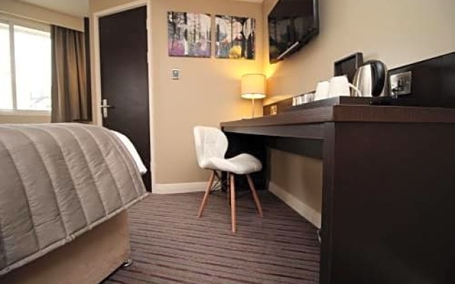 Silurian Hotel Double Bedroom by StayBC