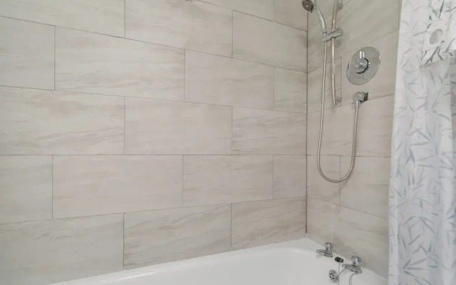 Staines House-3bed-sleeps7- Freep-close to Airport