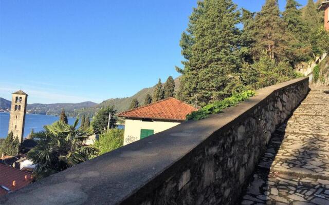 Carate 16 apartment with balcony & lake view