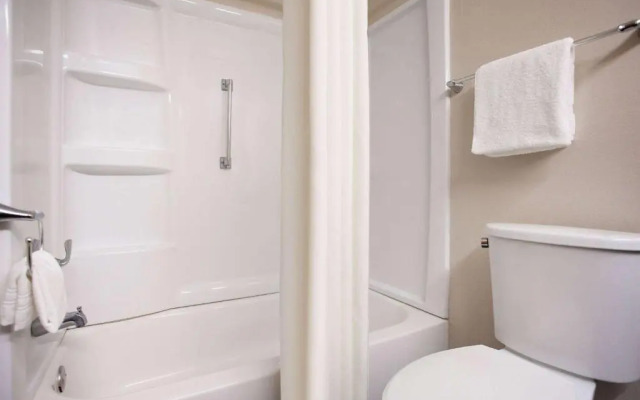 Super 8 by Wyndham Lenexa Overland Park/Mall Area