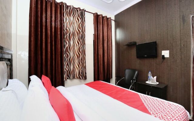 OYO 11906 Hotel Star Welcome