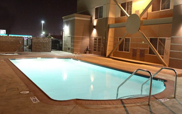 Holiday Inn Express and Suites Bakersfield Central, an IHG Hotel