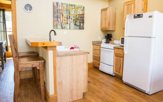 River Rd. Treehouses-Mourning Dove Haus