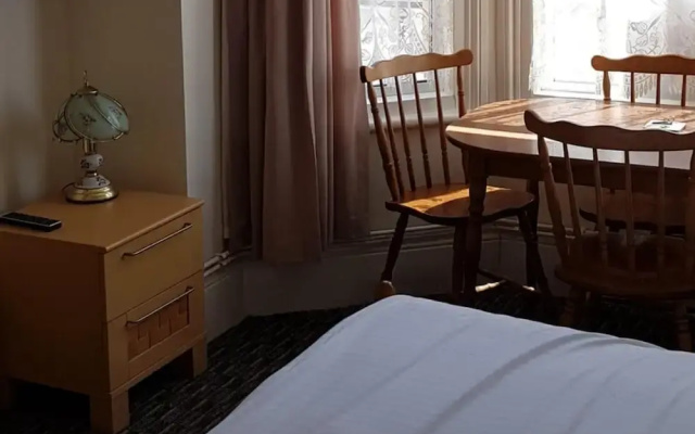 Flat - Sleeps 6 & on Street Parking