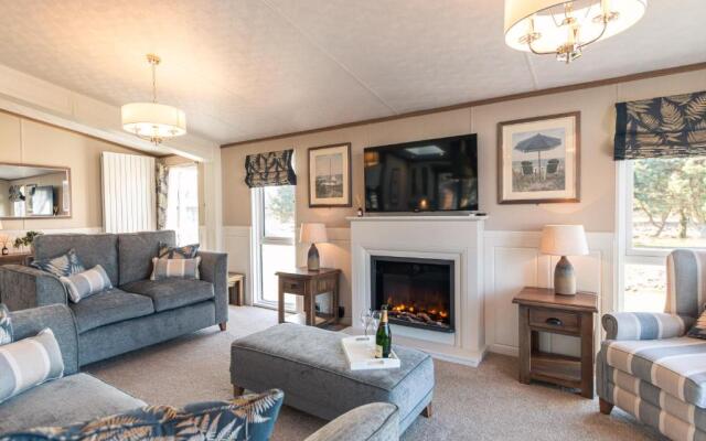 Sutton Lodge With Hot Tub