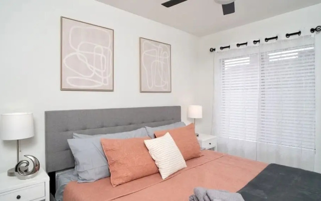 Beautiful 5-bdrm Vacation Home W/heated Pool !