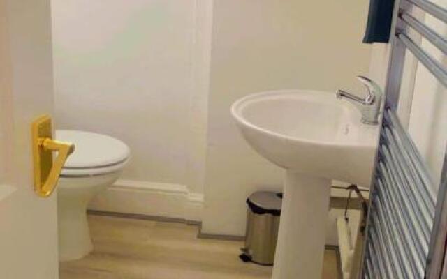 Entire Two Double Bedrooms Flat N4