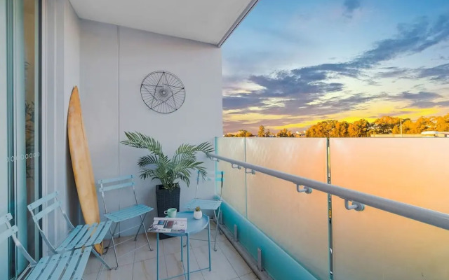 Near Airport & Train Station Stylish Two-Story Apartment