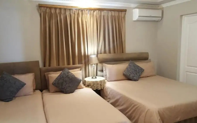 Savoy Lodge With Breakfast Included - Budget Triple Room 5