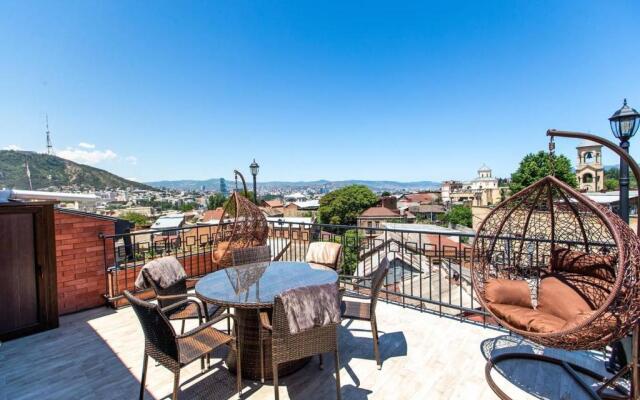 3BR apt w huge terrace & magnificent views