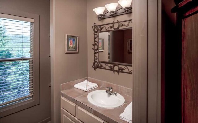 Adobe Hacienda - Three Bedroom Cabin with Hot Tub