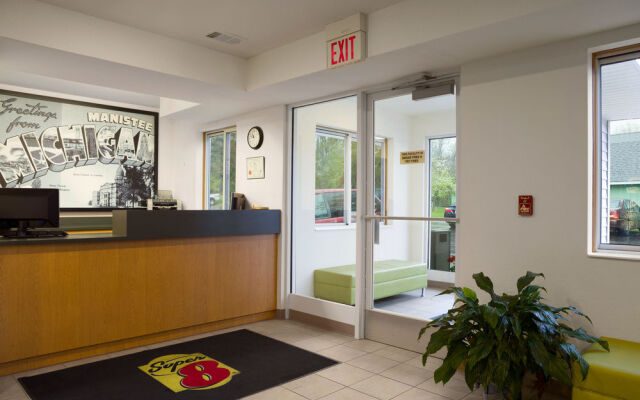 Super 8 Manistee