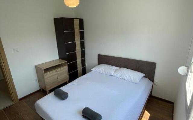 Entire 1-bedroom apartment with free parking