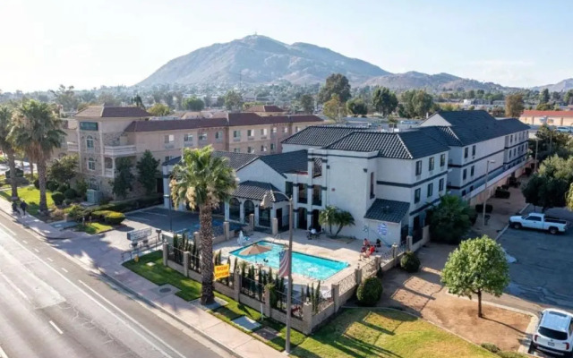Homestay Suites - Studios & Spas