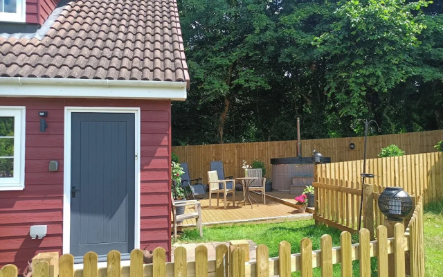 Romantic Chalet- Hot Tub- Games Room-stream-views