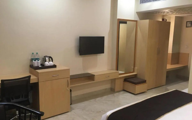 Hotel Aarunya Royale