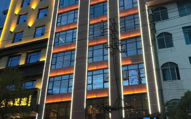 Zhenxiong Qingtian Business Hotel