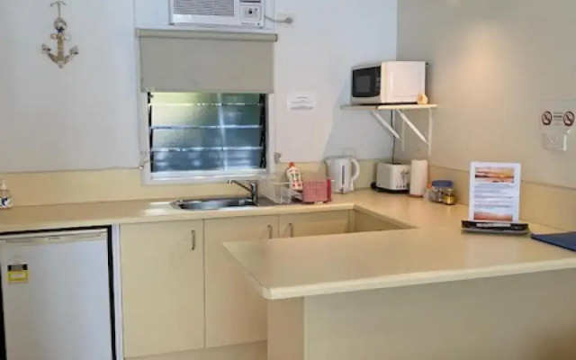AFFORDABLE ISLAND ESCAPE! Queen Studio, Nelly Bay