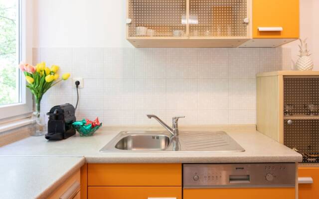 Bright 2bdr Apartment With a Balcony
