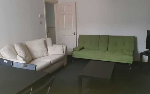 Gateshead's Amethyst 3 Bedroom Apt, Sleeps 6 Guest