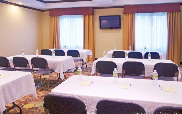 Holiday Inn Express Hotel & Suites Winnie by IHG