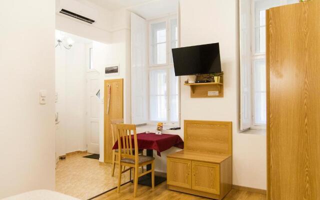 Authentic Akacfa Apartment