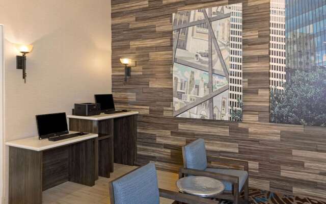 La Quinta Inn & Suites by Wyndham Houston Energy Corridor