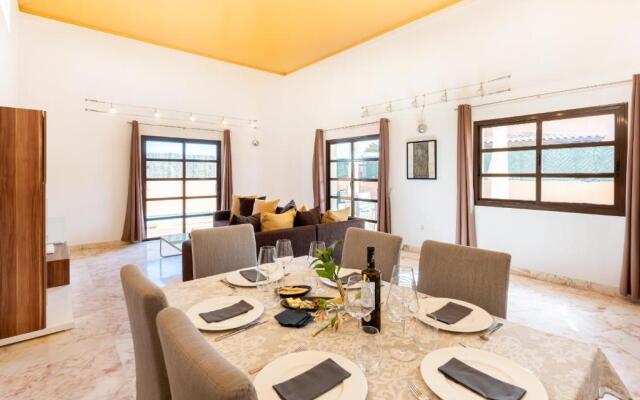 HolidayVilla Serenity with Pool & BBQ by HolidaysHome