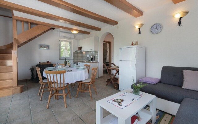 Stunning Home in Ostrobradic With Wifi and 2 Bedrooms
