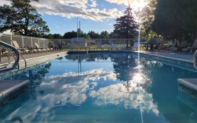 Capt.'s Inn & Suites