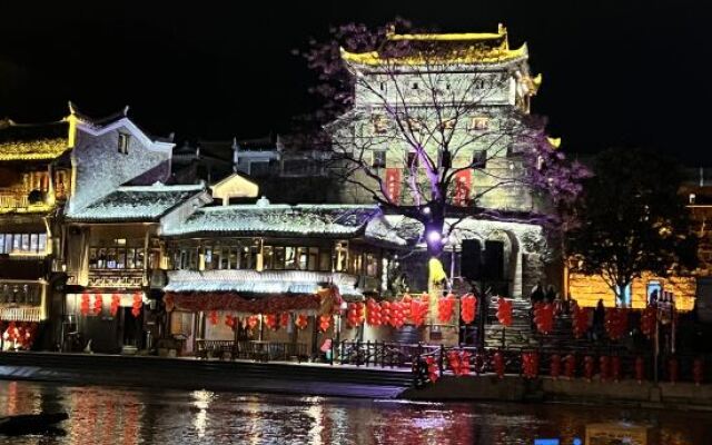 Yuejianglou River View Inn