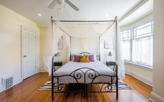 Cozy Houses in Downtown Toronto by GLOBALSTAY