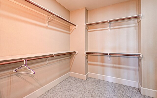 Vibrant Haven With Rooftop Patio