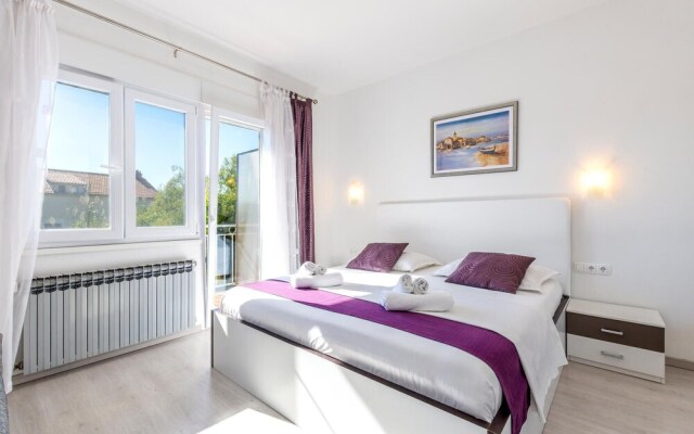 Nice Home in Kastel Stari With Wifi and 2 Bedrooms