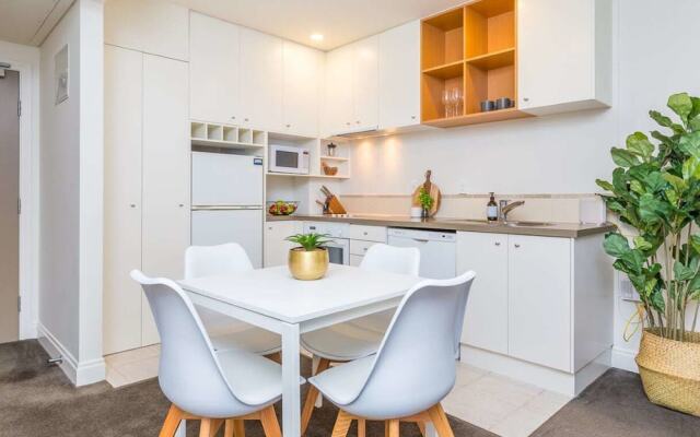 Lovely City Apartment with Pool & Gym