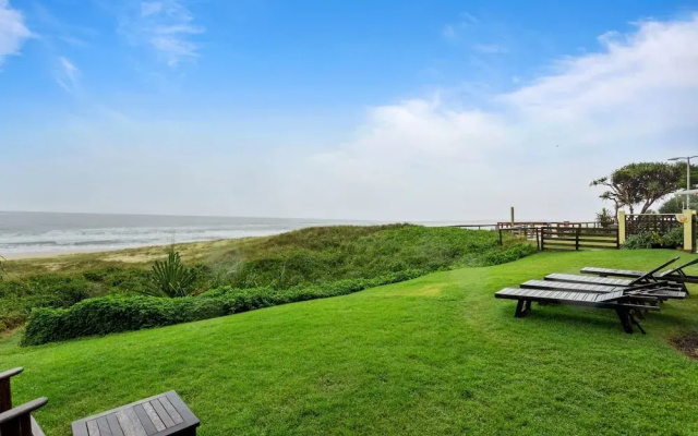 Wake to Waves in Spacious 3-bed Beachfront Unit