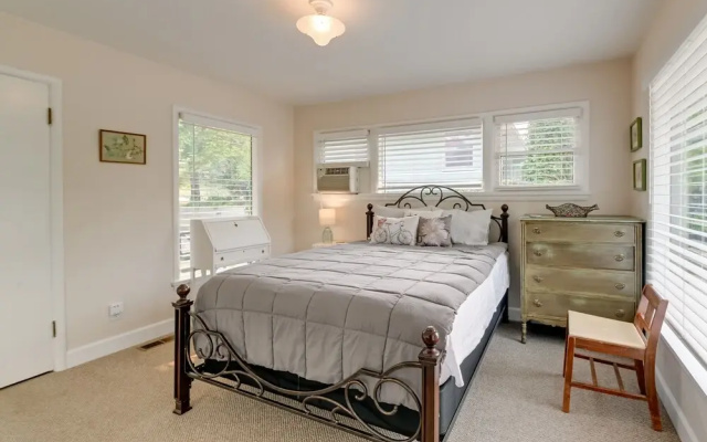 Grants Pass Getaway w/ Expansive Deck!