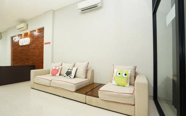 Capital O 449 The Colins