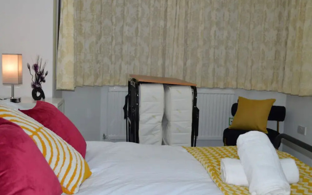 Harrow/sleeps10/privategarden/3br/freeparking/wifi