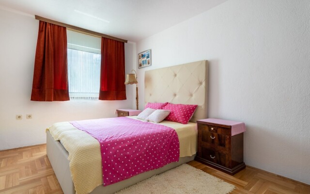 Modern Apartment in Okrug Gornji With Swimming Pool